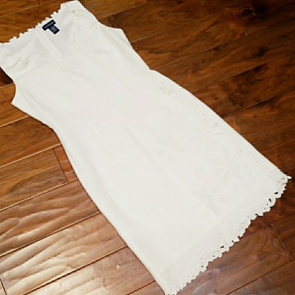 Ann Taylor Dresses & Skirts - Ann Taylor white linen floral dress